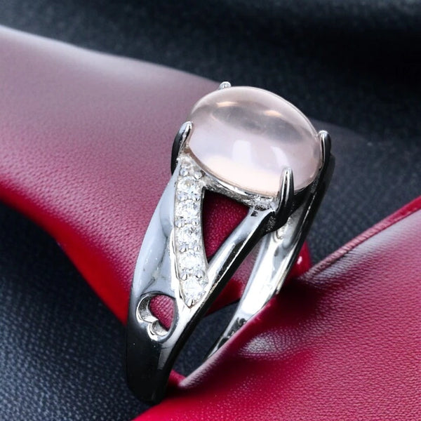 Bague en Quartz rose véritable (Nostalgie Royale) vue de profil, cabochon ovale et 10 zircones