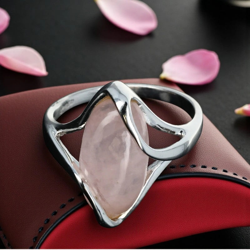 Gros plan de la Bague en Quartz rose (Ondine Marquise) sur étui rouge, monture ondoyante en argent rhodié