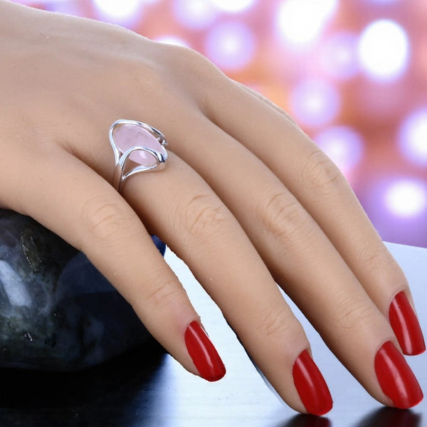Bague en Quartz rose (Ondine Marquise) portée au doigt, effet allongeant et finition miroir