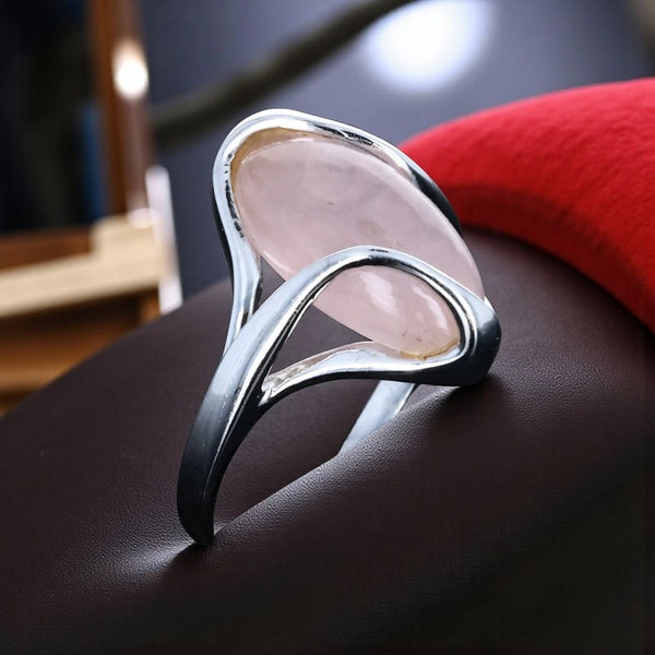 Profil de la Bague en Quartz rose (Ondine Marquise) montrant la monture fluide en argent 925 rhodié