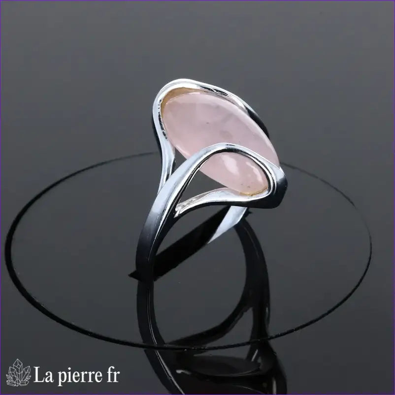 Détail de la monture épurée et pierre rose ovale Bague (Ovale Serein)
