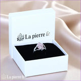 Vue portée Bague Quartz Rose (Ovale Serein) 8x16mm sur fond blanc