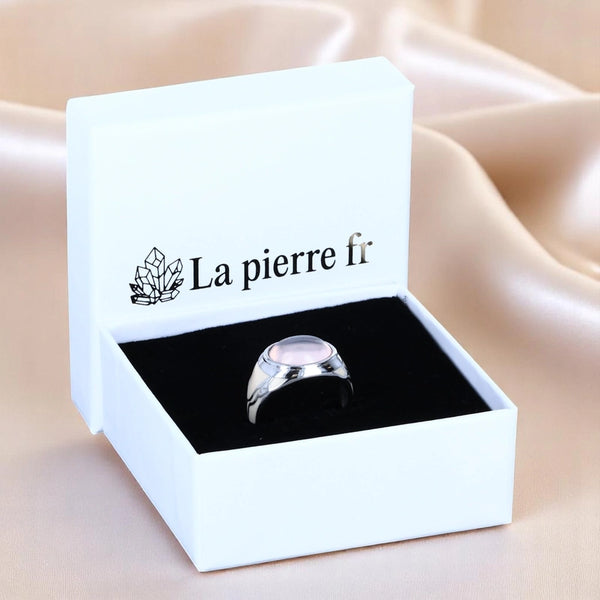 Bague en Quartz rose (Roséa Sceau) — chevalière en argent émaillé, vue en écrin