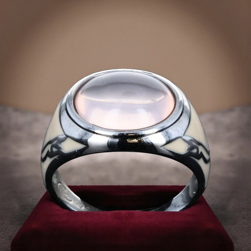 Bague en Quartz rose (Roséa Sceau) — profil de la chevalière émaillée ivoire