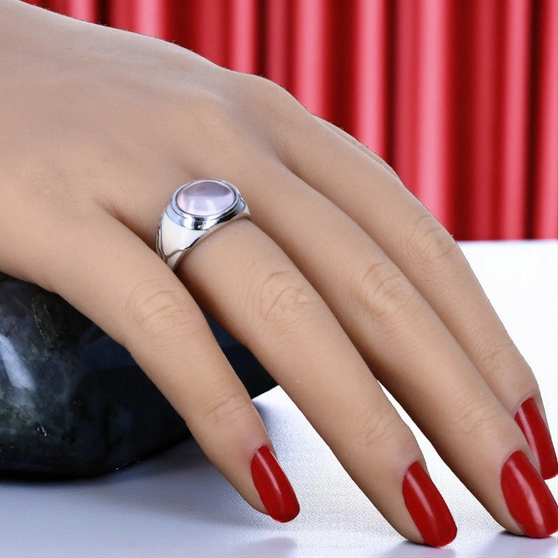 Bague en Quartz rose (Roséa Sceau) — portée au doigt, rendu taille grande