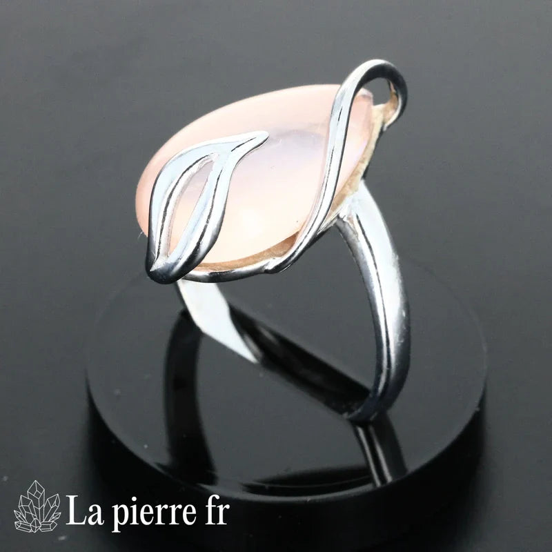 Bague Quartz Rose en argent rhodié portée, pierre naturelle rose pour femme