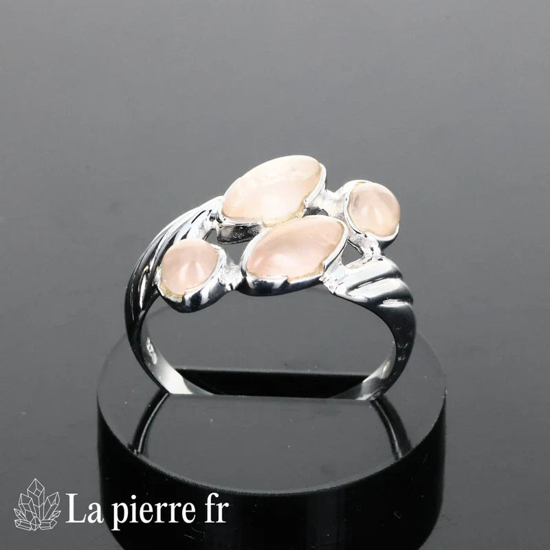 Détail de la bague Quartz Rose Nocturnia, pierre naturelle rose tendre sur argent
