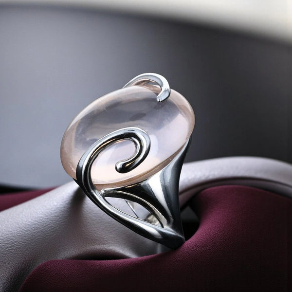 Bague en Quartz rose (Volute Spirale) — vue boîte, cabochon ovale 15×20 mm en argent 925 rhodié