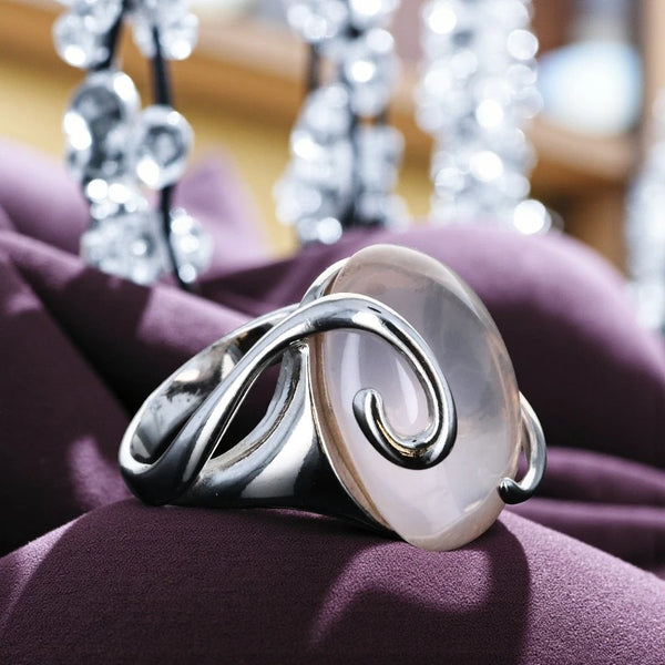 Bague en Quartz rose (Volute Spirale) — profil sculptural, argent rhodié poli