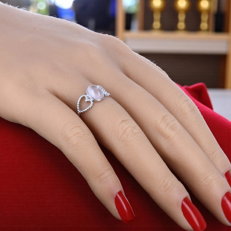 Bague en quartz rose Cœur Ajouré portée, cabochon ovale 6x8 mm, argent 925 rhodié