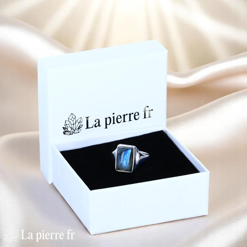 Vue portée Bague Labradorite (Monolithe Azuré) rectangulaire sur fond blanc