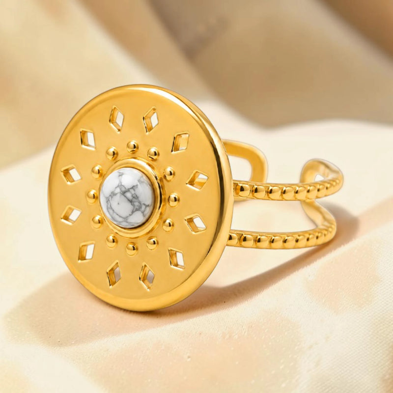 Bague soleil gravée en Howlite blanche HÉLIA®, acier doré