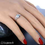 Détail de la Bague Aigue-Marine (Éclat Solitaire Rond) solitaire, montrant la pierre bleu clair facettée sur monture fine.