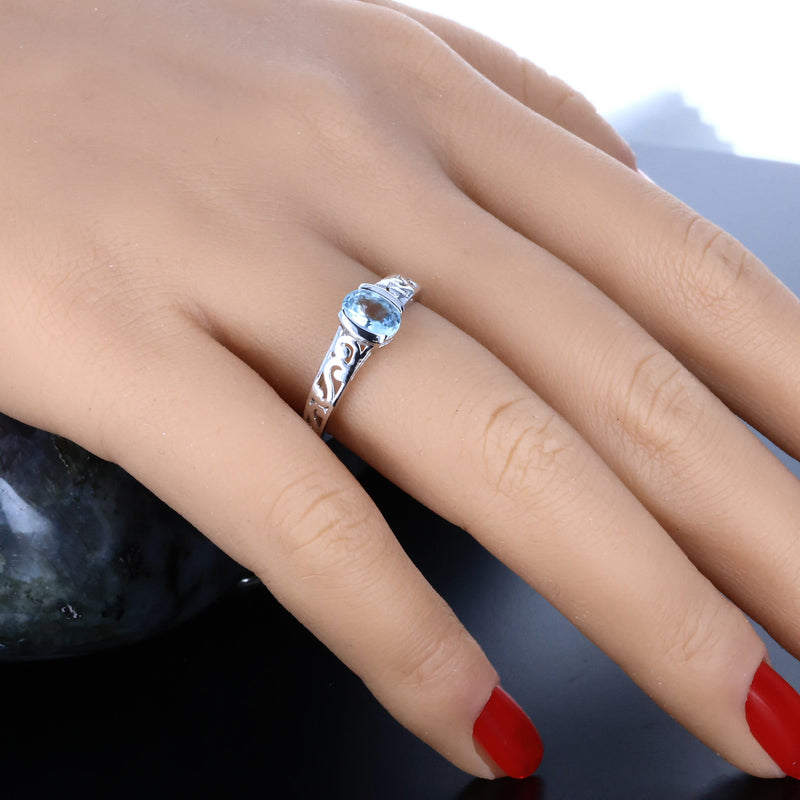 Détail de la Bague Aigue-Marine (Vintage Solitaire) montrant la pierre bleu pâle et la monture décorée.