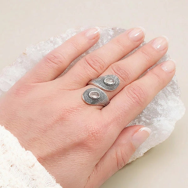Bague toi et moi quartz rose portée au doigt, anneau ouvert réglable