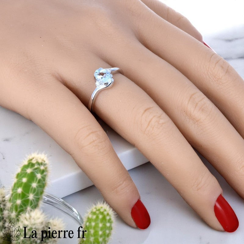 Détail de la Bague Aigue-Marine (Trilogie Scintillante) montrant la pierre centrale ovale et les deux zircones latérales.