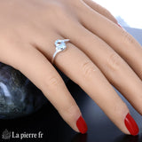 Détail de la Bague Aigue-Marine (Trilogie Scintillante) montrant la pierre centrale ovale et les deux zircones latérales.