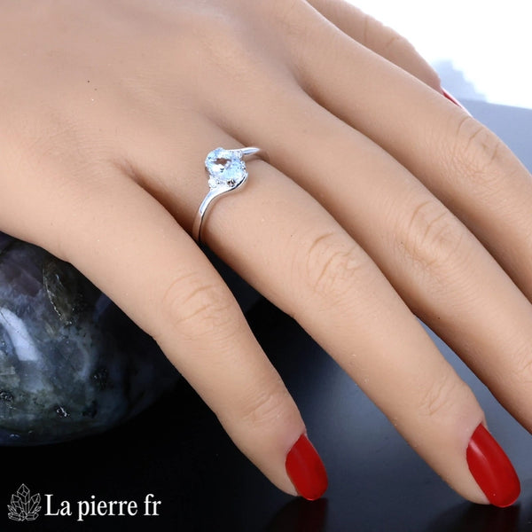 Détail de la Bague Aigue-Marine (Trilogie Scintillante) montrant la pierre centrale ovale et les deux zircones latérales.