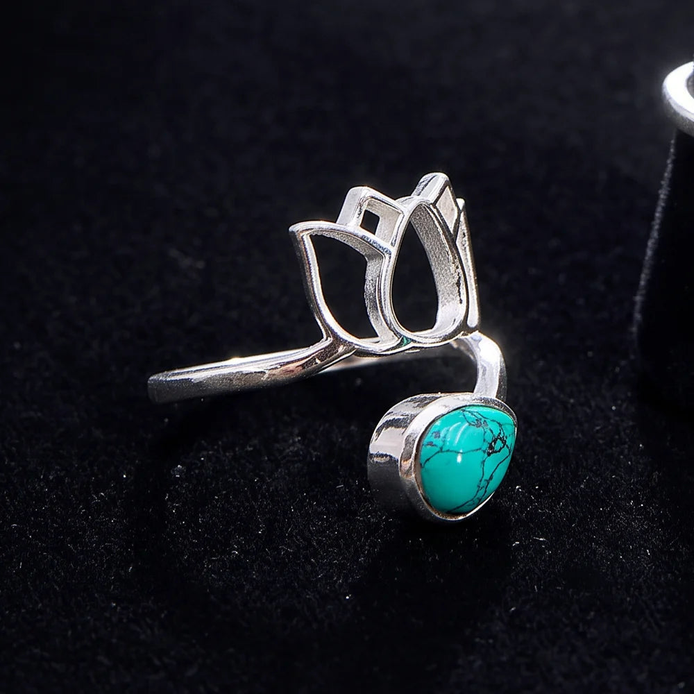 Bague turquoise argent 925 rhodié, lotus ajouré et cabochon veiné