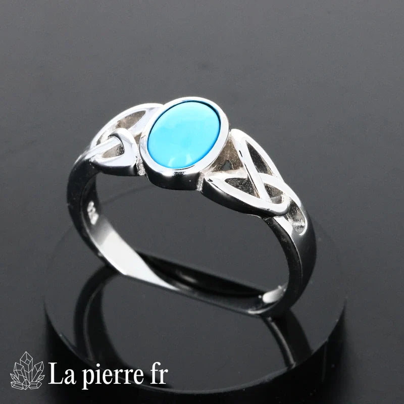 Bague Turquoise en argent rhodié portée, pierre naturelle bleu turquoise pour femme