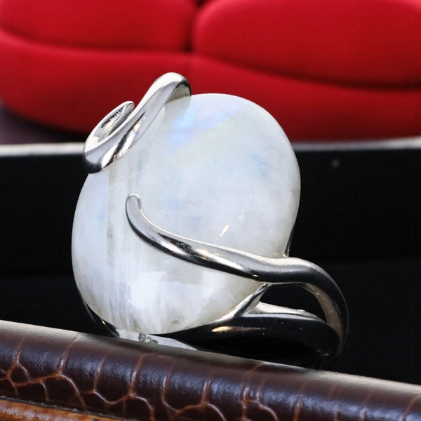 Gros plan de la bague en Pierre de lune – Argent rhodié (Vague Lunaire), arabesques design