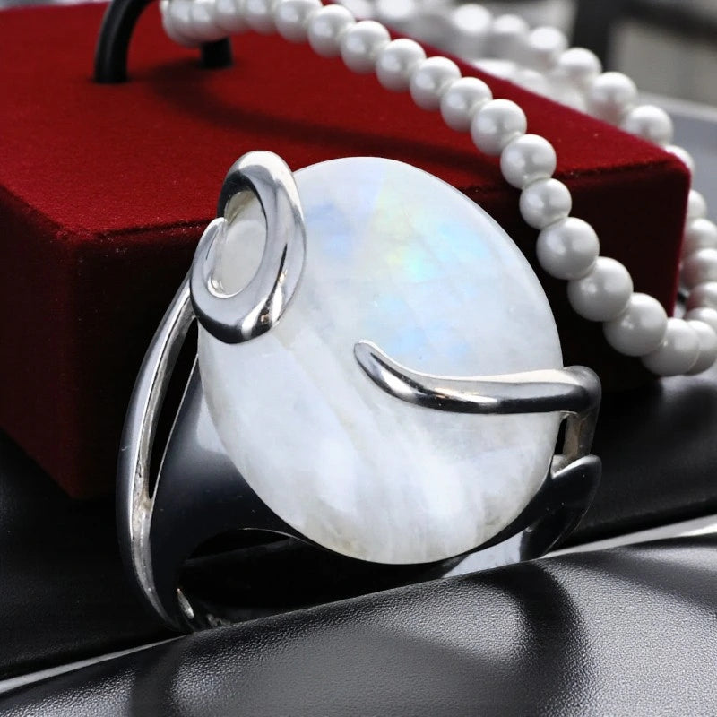 Profil de la bague en Pierre de lune – Argent rhodié (Vague Lunaire), cabochon ovale 15x20 mm