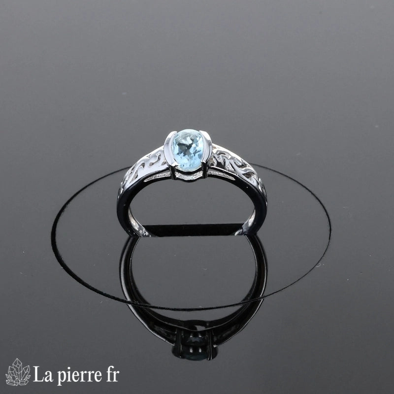 Bague vintage Aigue-Marine (Vintage Solitaire) portée au doigt, style élégant et raffiné.
