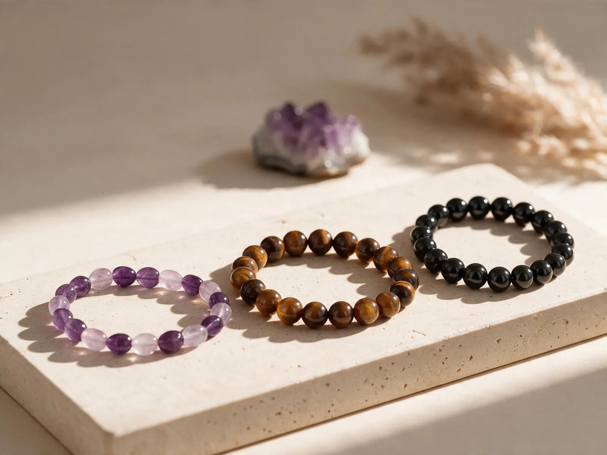 Bracelets en pierre naturelle améthyste, œil de tigre et onyx sur travertin