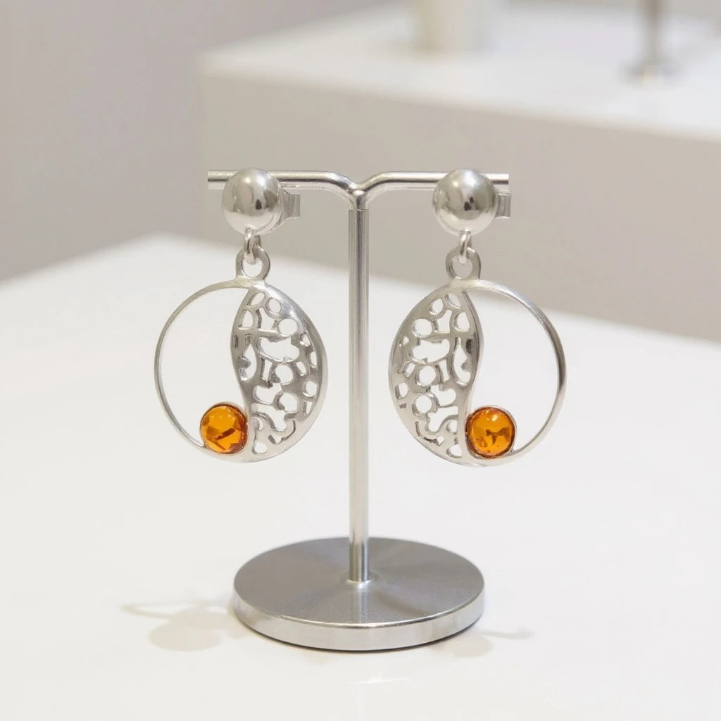 Gros plan sur la pierre et la monture des boucles d'oreilles Elnath en ambre