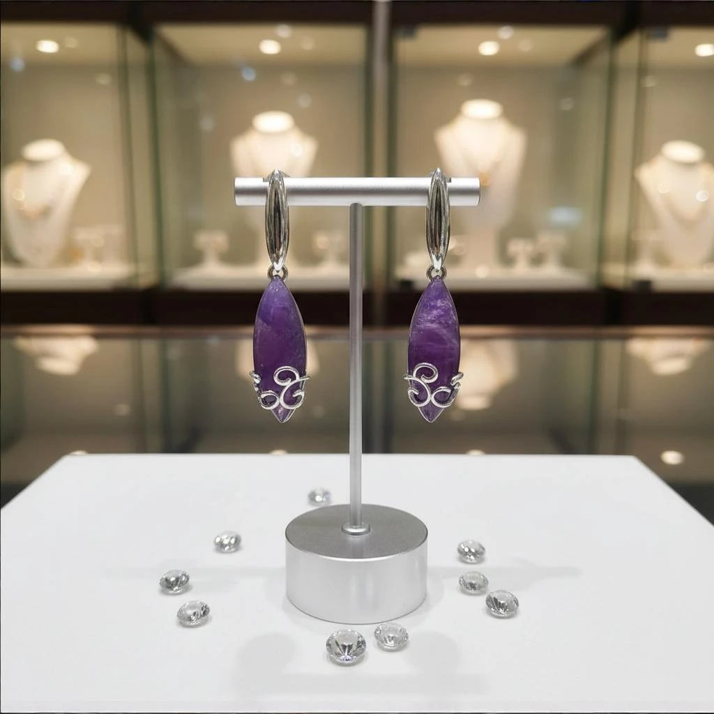 Gros plan sur la pierre et la monture des boucles d'oreilles Kochab en améthyste