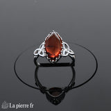 Bague Ambre style celtique moderne (Entrelacs Celtiques) portée, taille