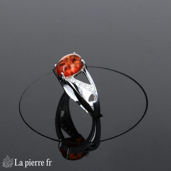 Bague ambre (Couronne Vintage) style fiançailles rétro scintillante portée.