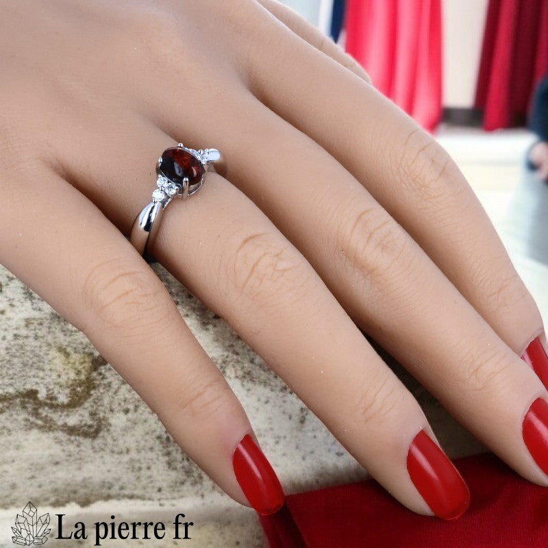 Bague vintage fine (Éclats Discrets) avec ambre et accents brillants portée au doigt.