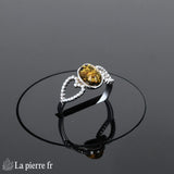 Gros plan sur la pierre d'ambre verte cabochon et la monture coeur de la Bague (Coeur Élégant).