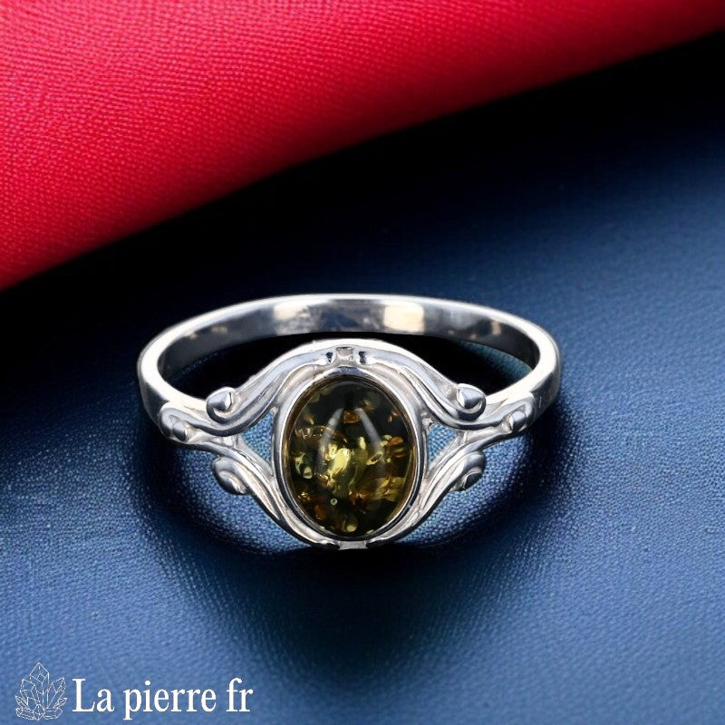 Gros plan sur la monture en argent rhodié motif Feuillage Délicat de la bague ambre verte.