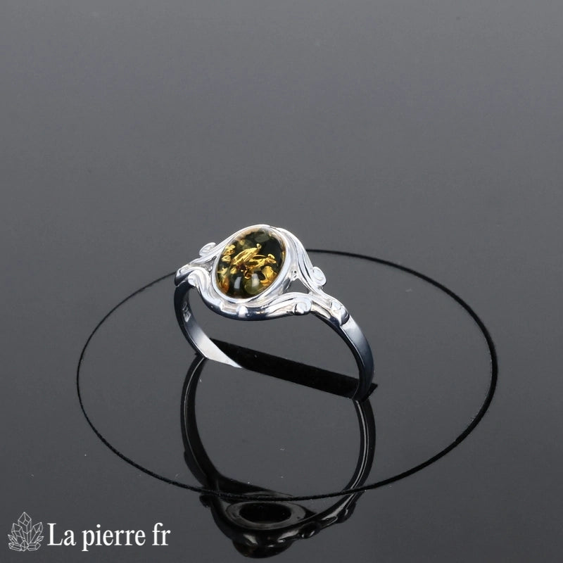 Gros plan sur la monture en argent rhodié motif Feuillage Délicat de la bague ambre verte.