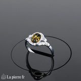 Gros plan sur la monture en argent rhodié motif Feuillage Délicat de la bague ambre verte.