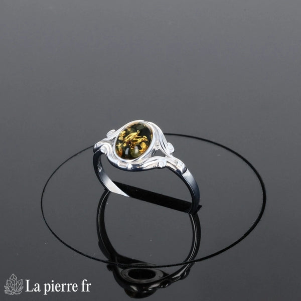 Gros plan sur la monture en argent rhodié motif Feuillage Délicat de la bague ambre verte.