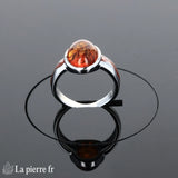 Grande bague vintage (Charme Émaillé) ambre et argent émaillé portée.