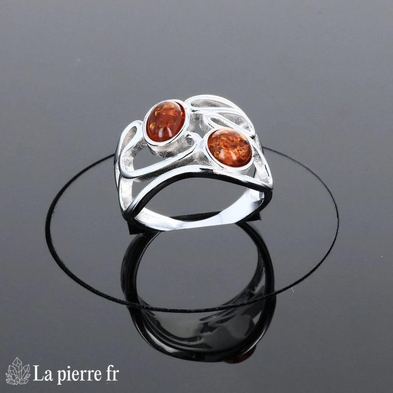 Grande bague vintage (Duo Vintage) avec deux ambres de formes différentes portée.
