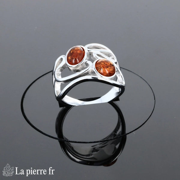Grande bague vintage (Duo Vintage) avec deux ambres de formes différentes portée.