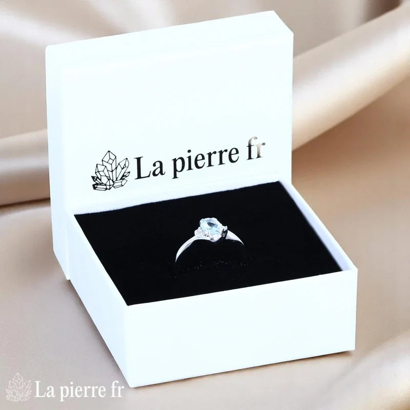 Bague de fiançailles Aigue-Marine (Trilogie Scintillante) design moderne, 1 aigue-marine et 2 zircones - La Pierre Fr.