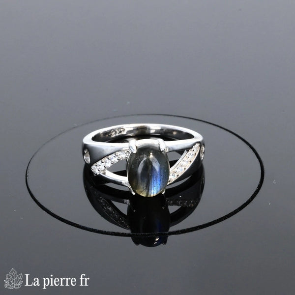 Détail du design vintage et des zircons scintillants Bague (Aura Vintage)