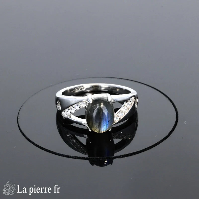 Détail du design vintage et des zircons scintillants Bague (Aura Vintage)