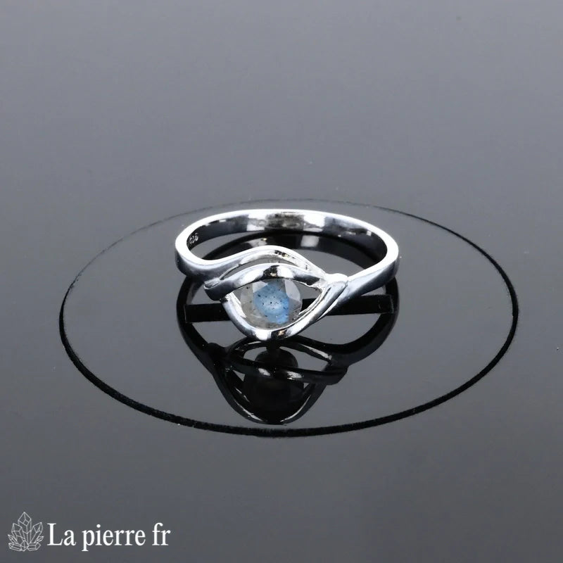 Détail monture moderne rhodiée et petite pierre Bague (Éclat Discret)