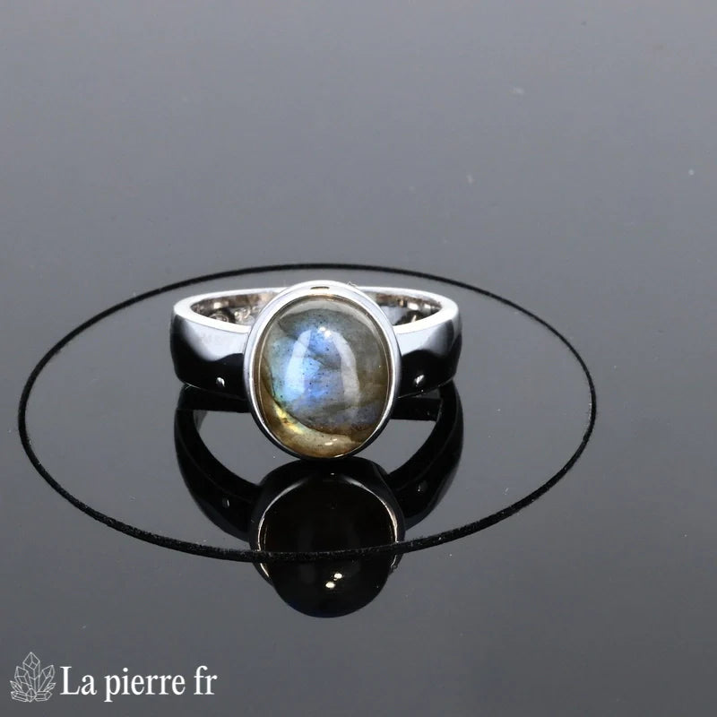 Détail artistique de l'émail coloré sur la Bague Labradorite (Fresque Bohème)