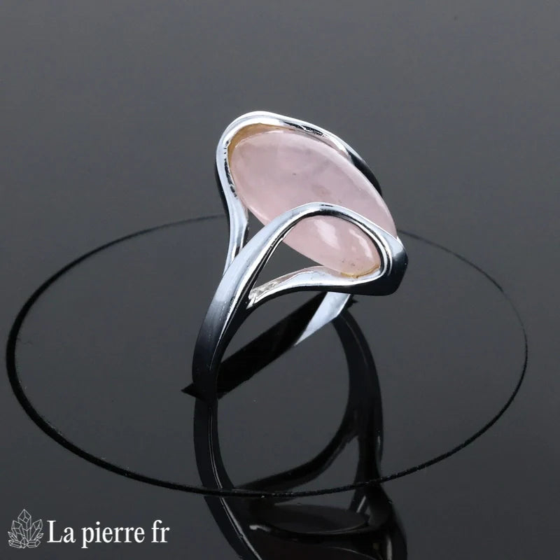 Détail de la monture épurée et pierre rose ovale Bague (Ovale Serein)