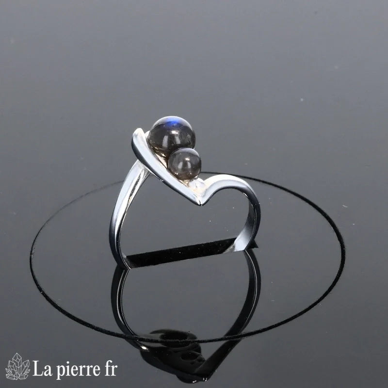 Détail de la monture délicate rhodiée et pierres Bague (Duo Céleste)