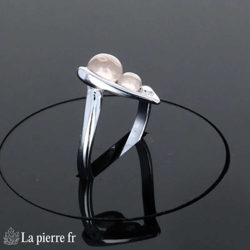 Détail de la monture fine rhodiée et pierres roses Bague (Duo Tendresse)