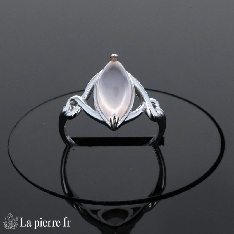 Détail de la monture travaillée et pierre rose marquise Bague (Navette Poudrée)